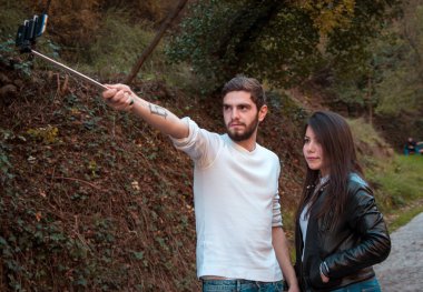 Çift selfie çekiyor.