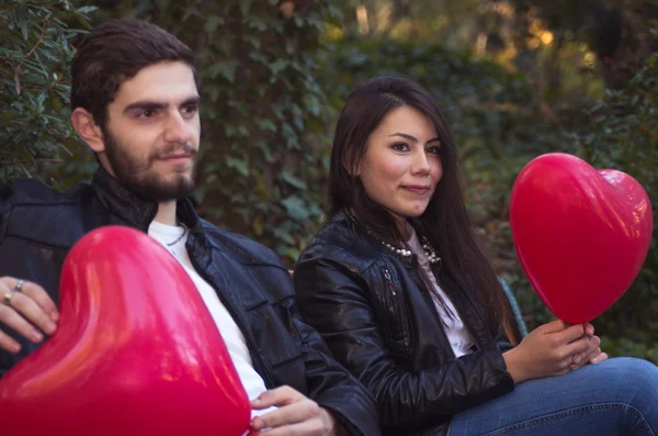 Couple in park — Stock Photo, Image