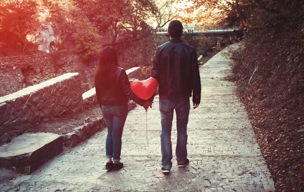 Couple dans le parc — Photo