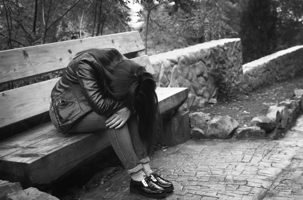 Depressed girl in park — Stock Photo, Image