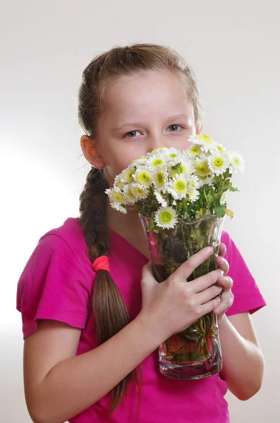 Menina com flores — Fotografia de Stock