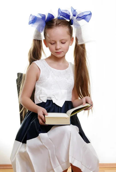 Dziewczyna z książką — Zdjęcie stockowe
