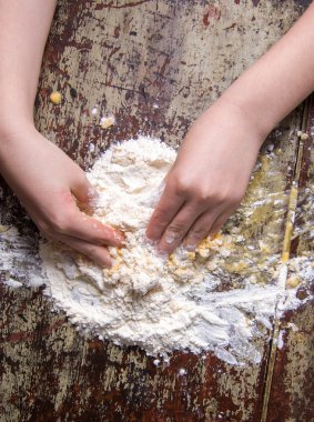 Hamur Karıştırılıyor