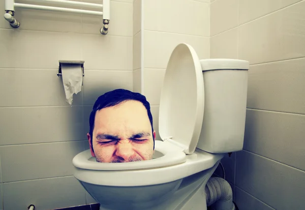 Мужчина голова в туалете — стоковое фото