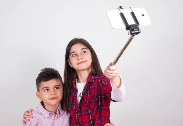 Crianças fazendo selfie — Fotografia de Stock