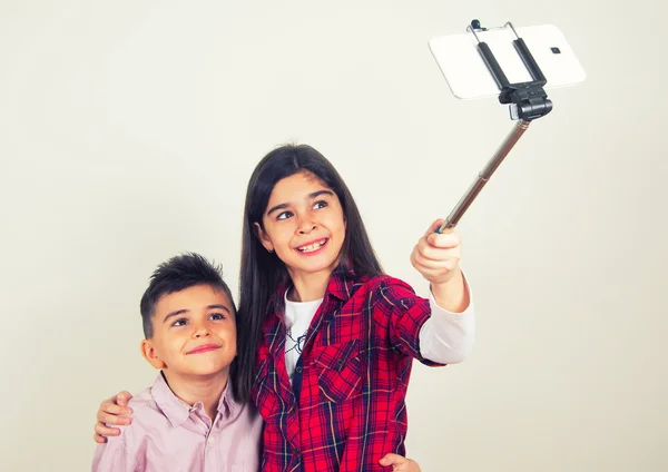 Crianças fazendo selfie — Fotografia de Stock