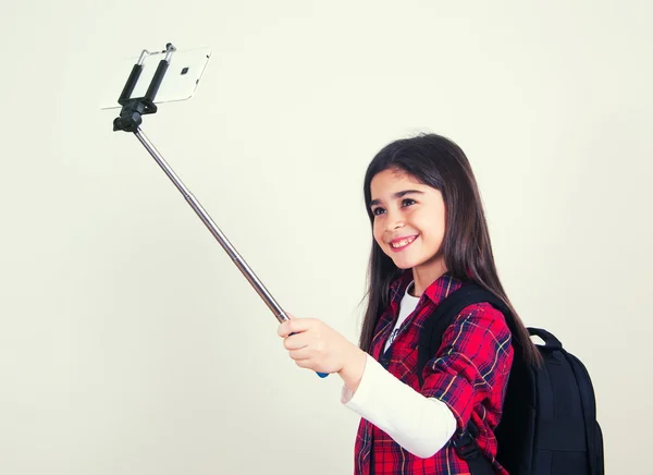 Pretty school girl doing selfie — Stock Photo, Image