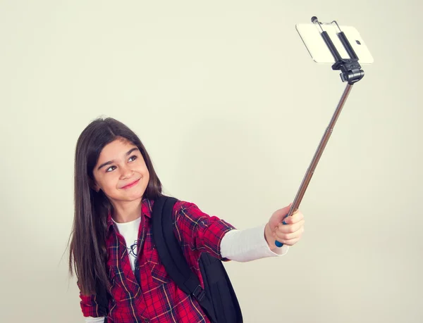 Pretty school girl doing selfie — Stock Photo, Image