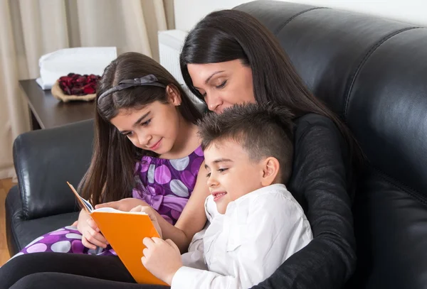 Familie samen leren — Stockfoto