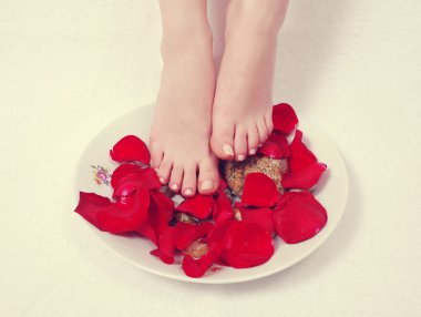 salonda kadın bacakları