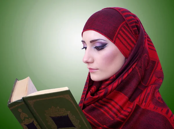 Retrato de chica musulmana —  Fotos de Stock