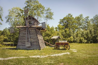 bir köyde yel değirmeni.