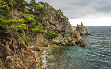 güzel bir deniz manzarası. Deniz ve kaya.