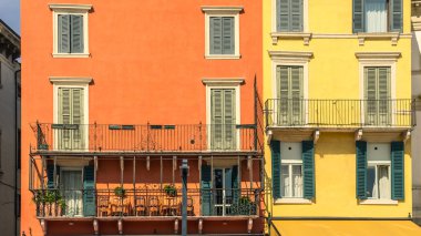Renkli evler. Verona, İtalya.
