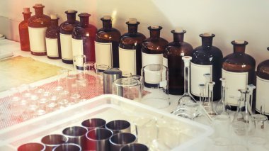 Şişeler ve parfüm laboratuarında test tüpleri.