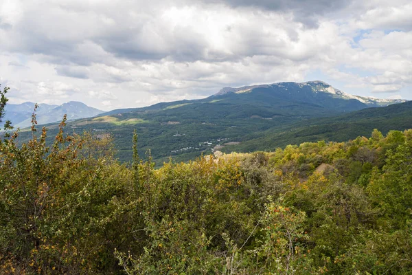 Uitzicht Een Groene Vallei Met Bergachtige Achtergrond Een Zonnige Dag — Stockfoto
