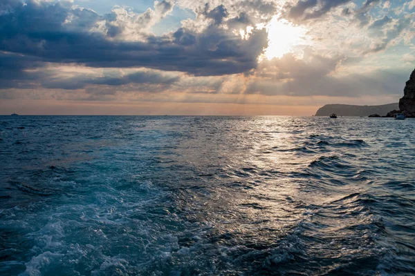 Zon Schijnt Door Wolken Boven Zee Kustzonsondergang — Stockfoto