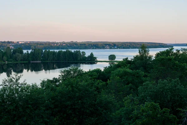 Volga nehri orman manzarasında gün batımı ufku