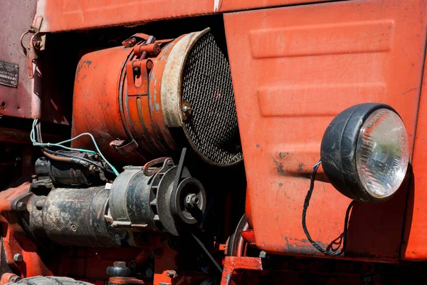 kırmızı eski çiftlik çekici parçası