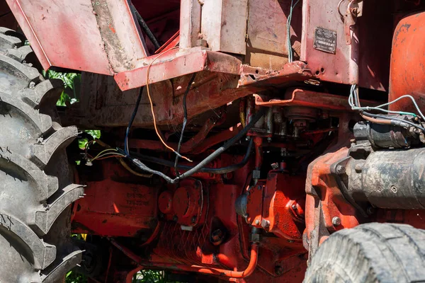 Fragmento rojo viejo tractor granja — Foto de Stock