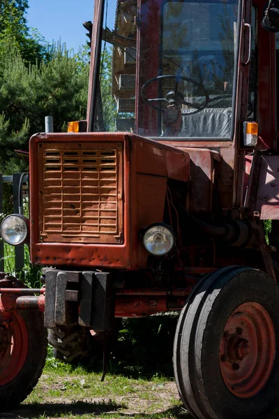 Fragmento rojo viejo tractor granja — Foto de Stock