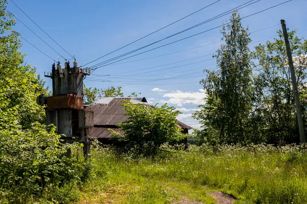 Starý rezavý fungující transformátor elektřiny — Stock fotografie