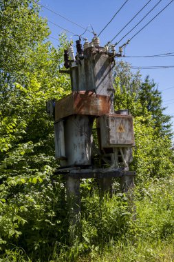 Paslı eski elektrik transformatörü 