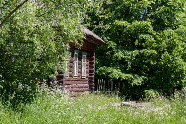 Eski terk edilmiş kır evi