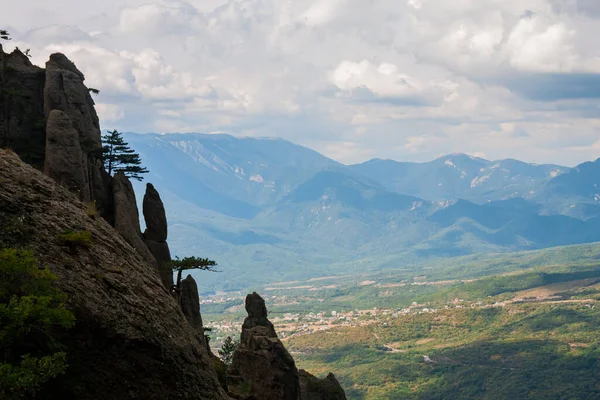 Dağlık arka planda yeşil bir vadiye bak.