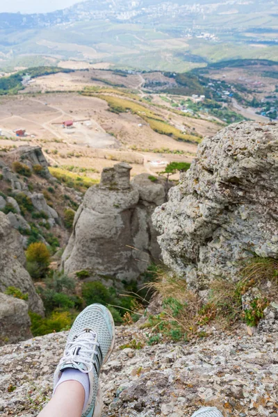 Dağlık arka planda yeşil bir vadiye bak.