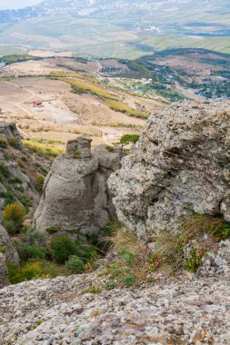 Dağlık arka planda yeşil bir vadiye bak.