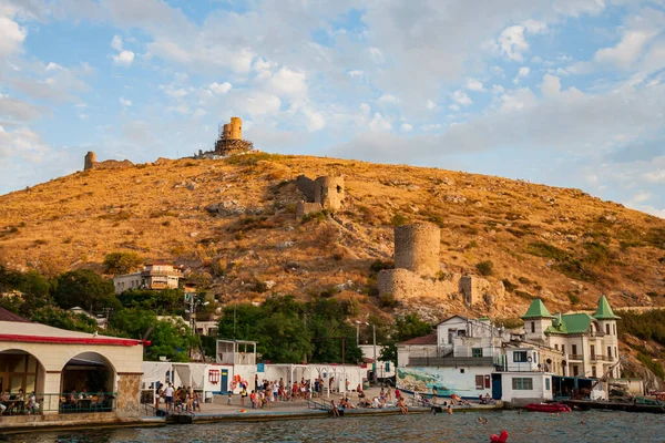 Güneş, denizin üzerindeki bulutların arasından aydınlanıyor.