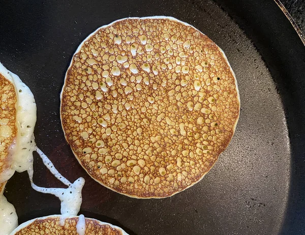 Kızarmış gözleme kızartma tavasında