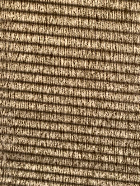 Güneşli bir günde duvarda çizgili gölgeler