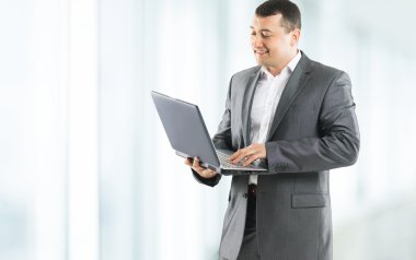 Dizüstü bilgisayarda Office arka plan ile iş adamı