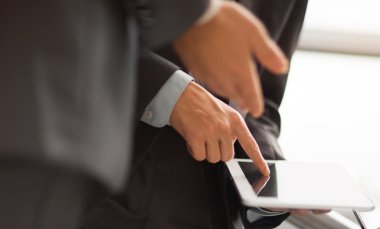 Eller insanların tablet bilgisayar ile çalışma.