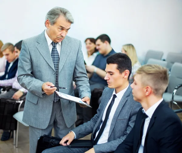 Business meeting - manager discussing work with his colleagues — Stock Photo, Image