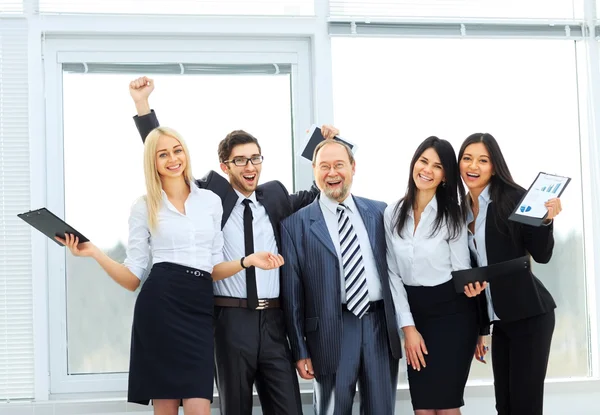 Gelukkig business team na de succesvolle voltooiing van een bedrijf — Stockfoto