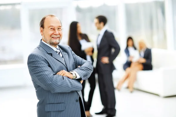 Retrato de un exitoso hombre de negocios en el fondo de la oficina — Foto de Stock