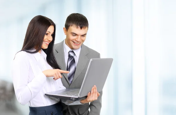 Partner commerciali con laptop su sfondo bianco — Foto Stock