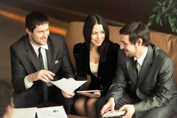 A group of successful businessmen. Discussion — Stock Photo, Image