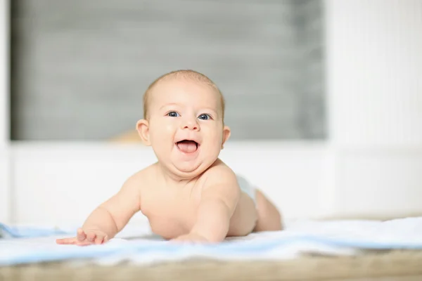 Portret van schattige baby in de kinderkamer — Stockfoto