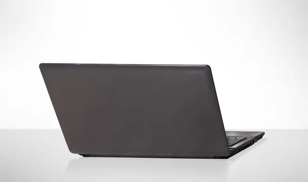 Computer portatile moderno ed elegante su uno sfondo leggero — Foto Stock