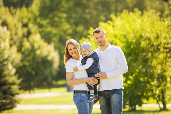 Retrato de familia feliz caminando en el parque —  Fotos de Stock