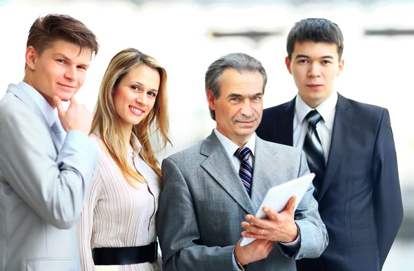 Retrato del empresario al frente de su equipo — Foto de Stock