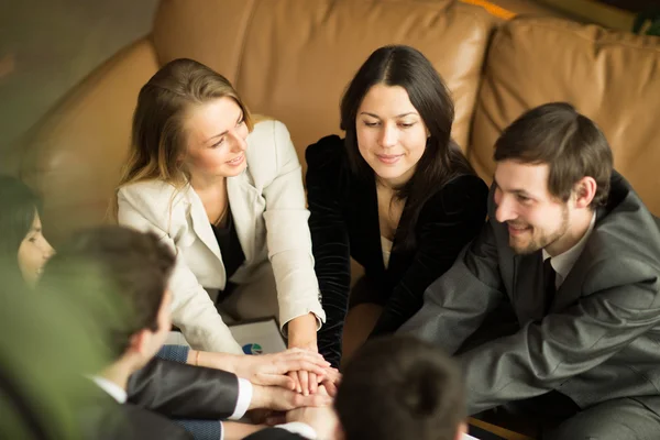 La conférence des entrepreneurs. Le pliage des mains ensemble — Photo