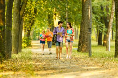 parkta kitaplarla öğrencilerin başarılı grup