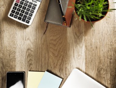 İş natürmort - not defteri hesap makinesi kalem ve cep telefonu