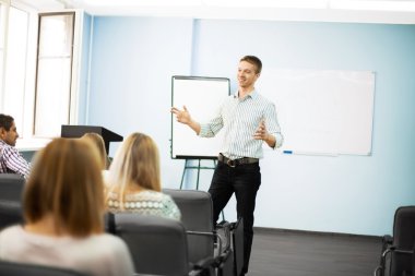flipchart üzerinde sunu bir iş adamı. ekip çalışması kavramı