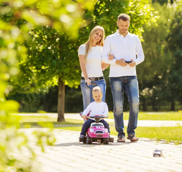 Feliz madre, padre e hijo en un paseo en un día soleado —  Fotos de Stock